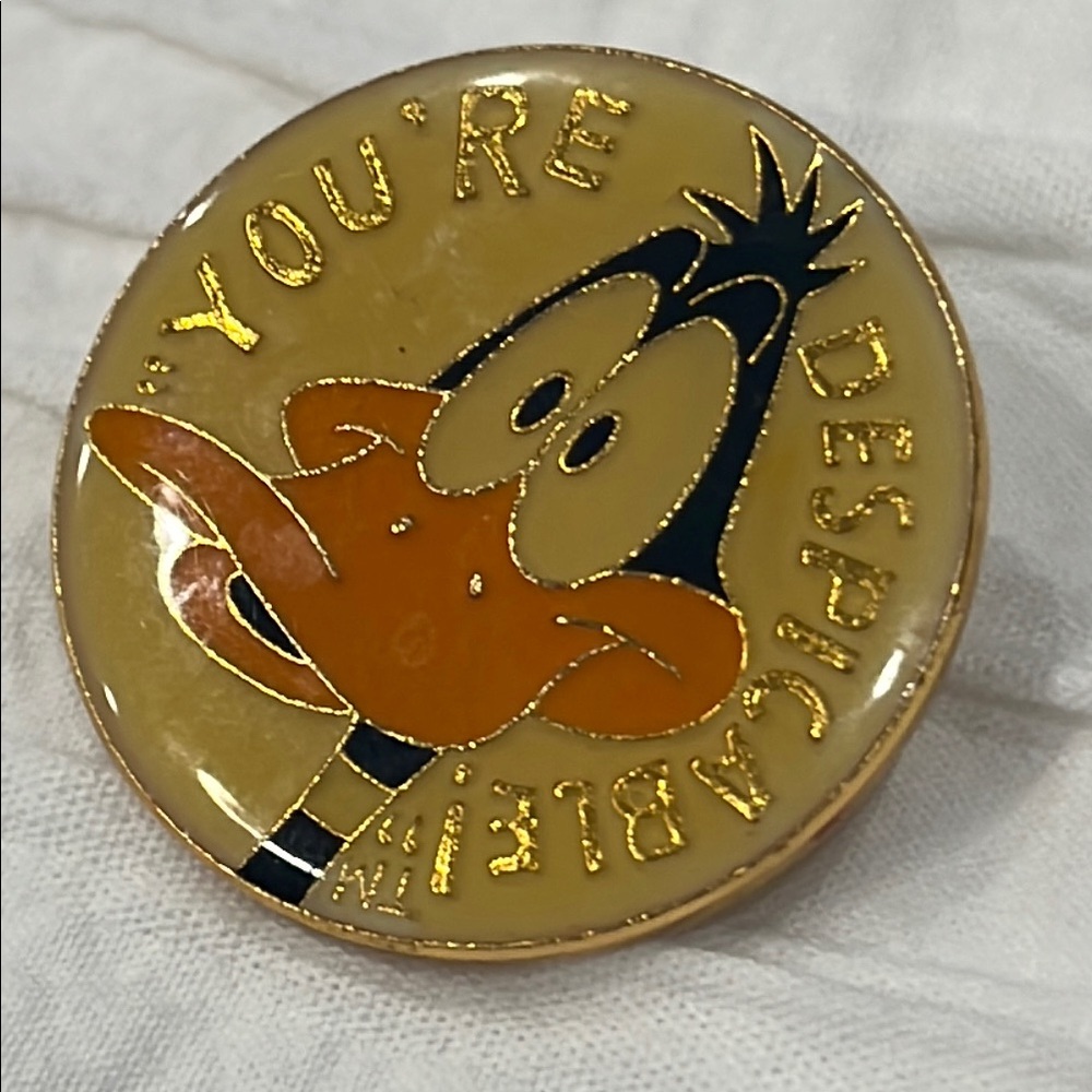 Daffy Duck Enamel Pin Warden Brose 1990 Trading Official View 3